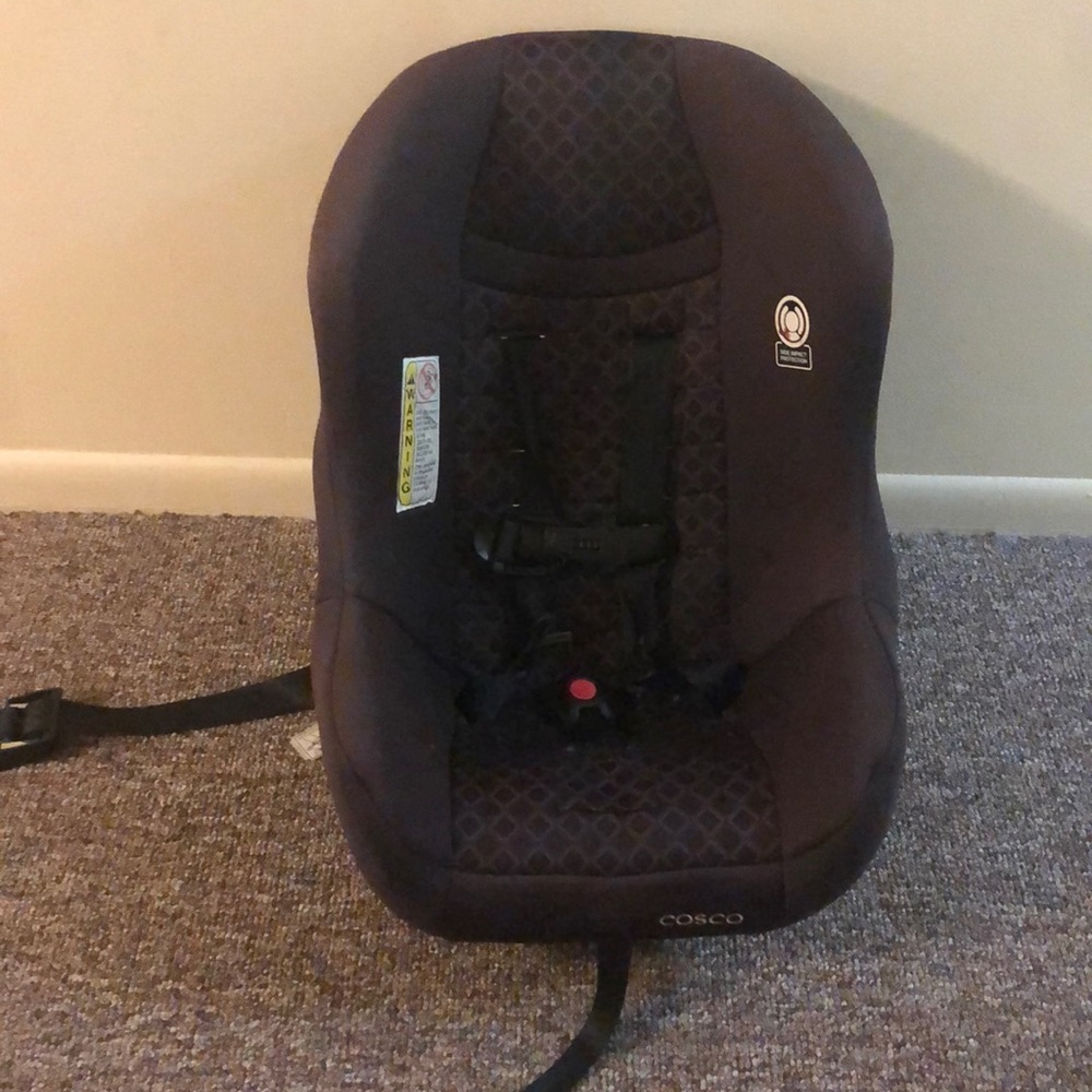 A baby/toddler car seat